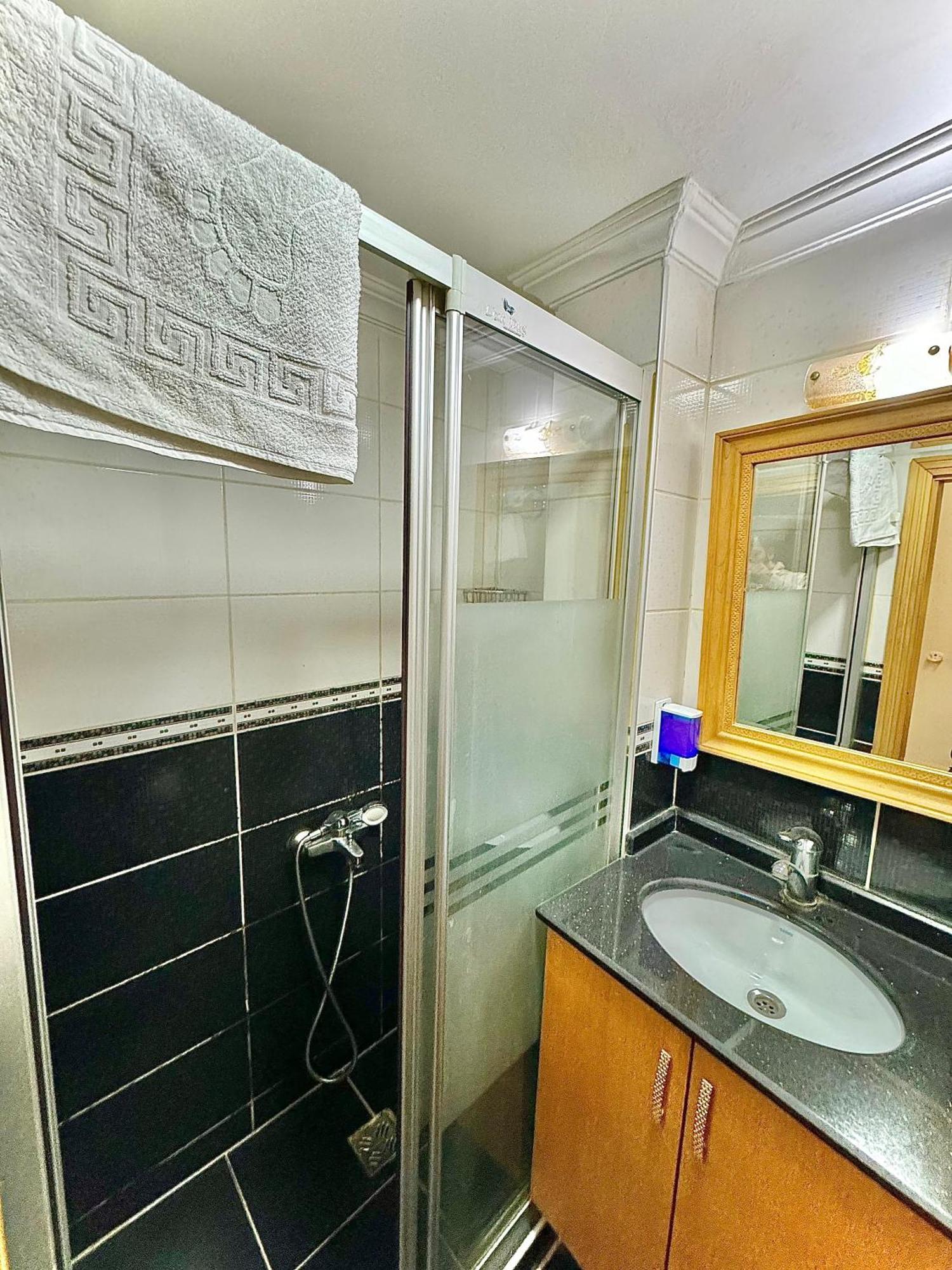 Grand Papirus Hotel Istanbul Bagian luar foto